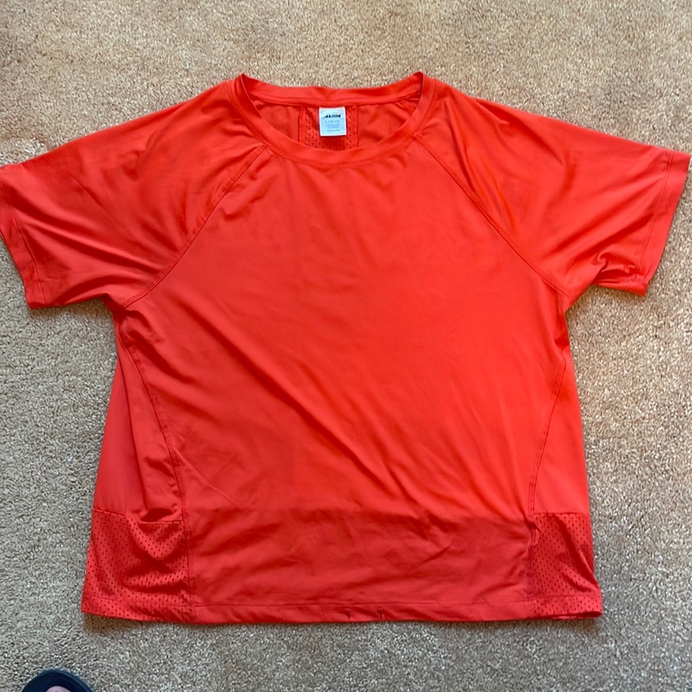 Avia large exercise tee Cute jersey detail on back good condition
